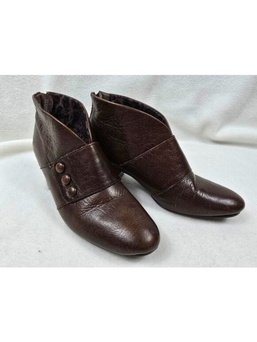 Born Brown Size 6 Leather Ankle Boots Bootie Button Accents & Zipper WORN ONCE